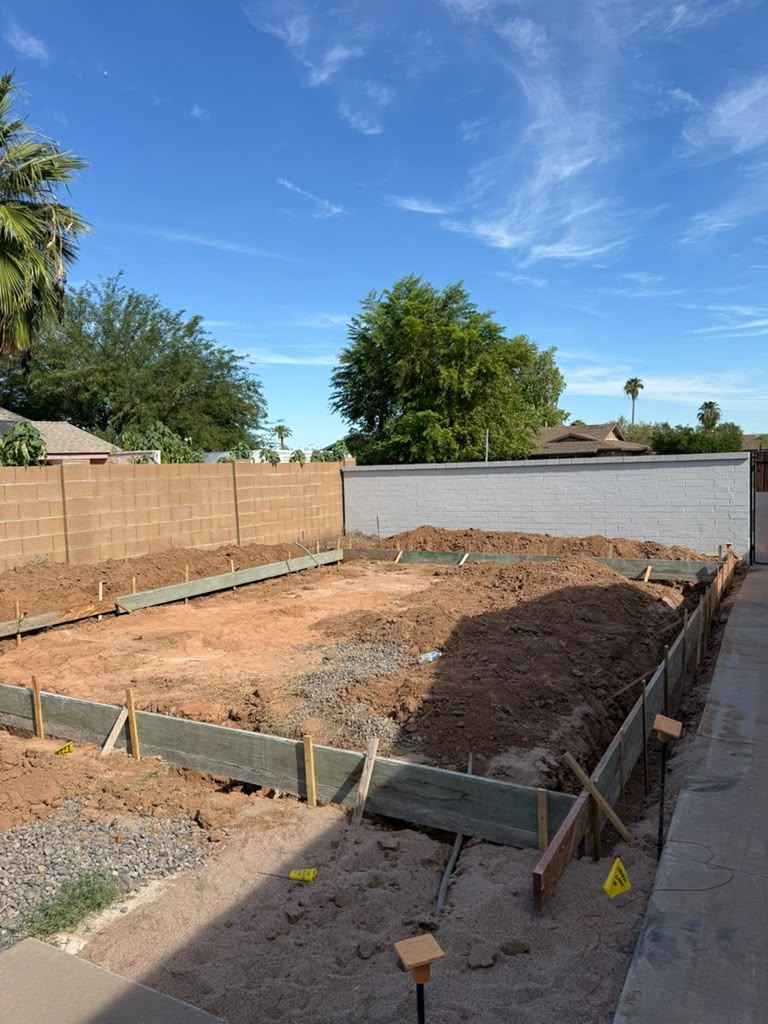 Excavación y encofrado de la cimentación de la ADU de 520 sq ft en East Phoenix