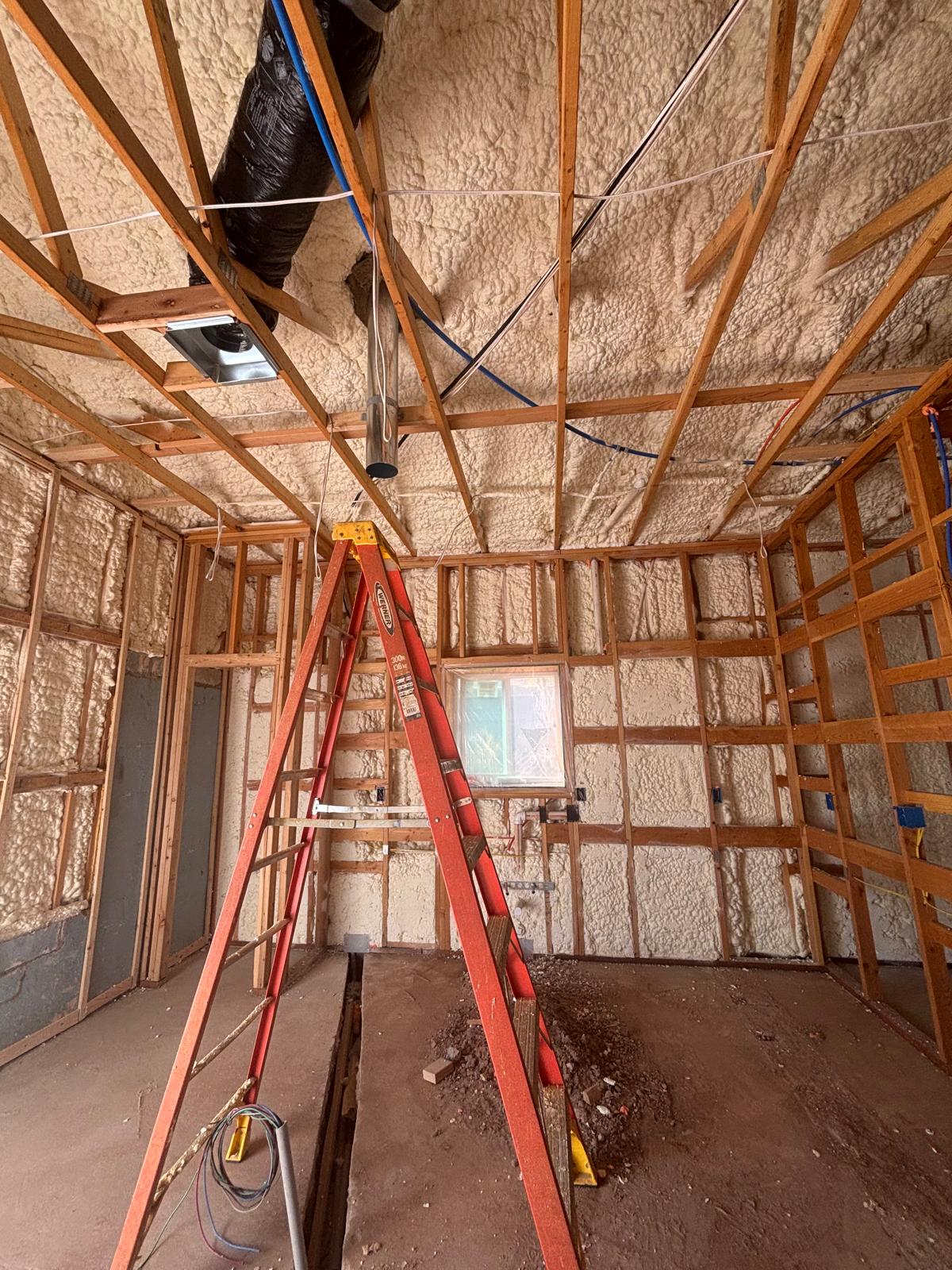 Avance interior con aislamiento de espuma y ductos de climatización — Main House 1300 sq ft