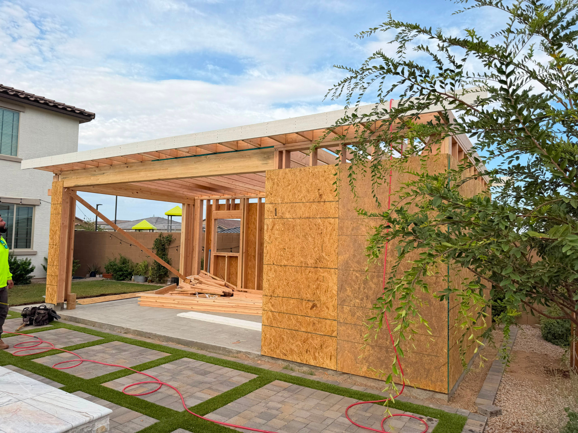 Avance de obra: muros forrados con OSB y pórtico abierto del Pool Lounge 325