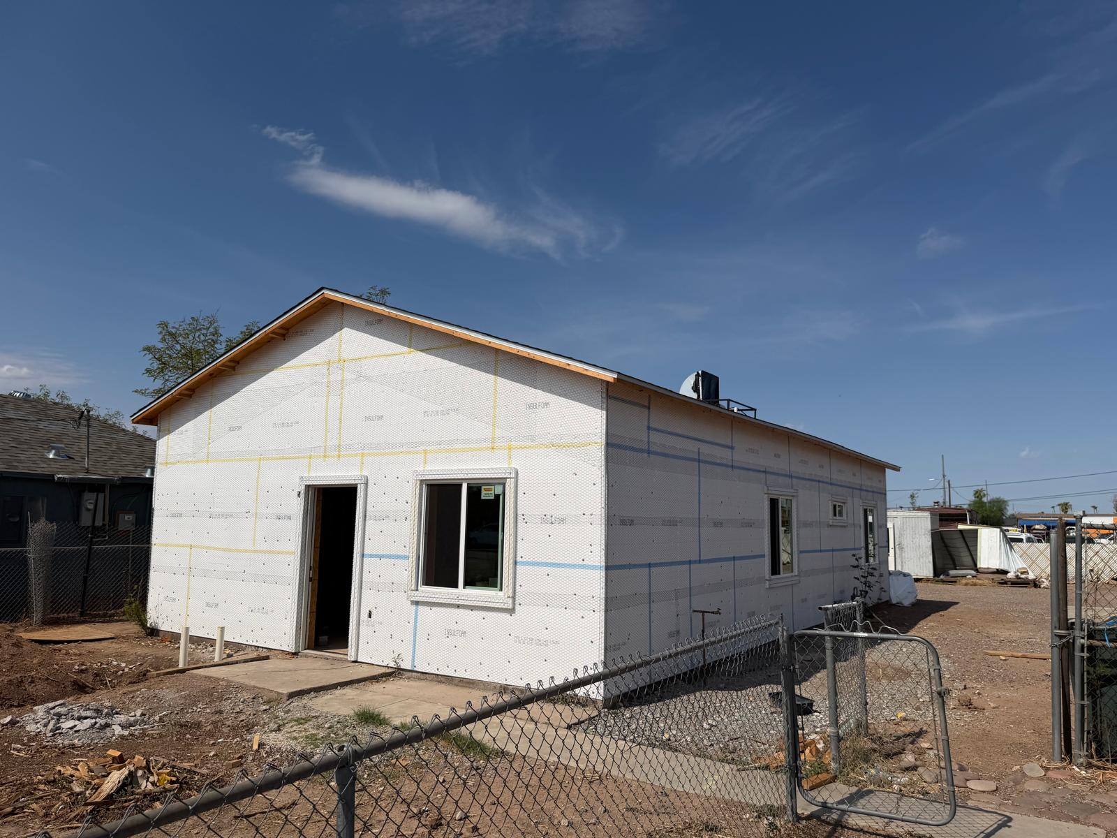 Fachada frontal de la Main House 1300 sq ft con forro aislante en Phoenix, AZ