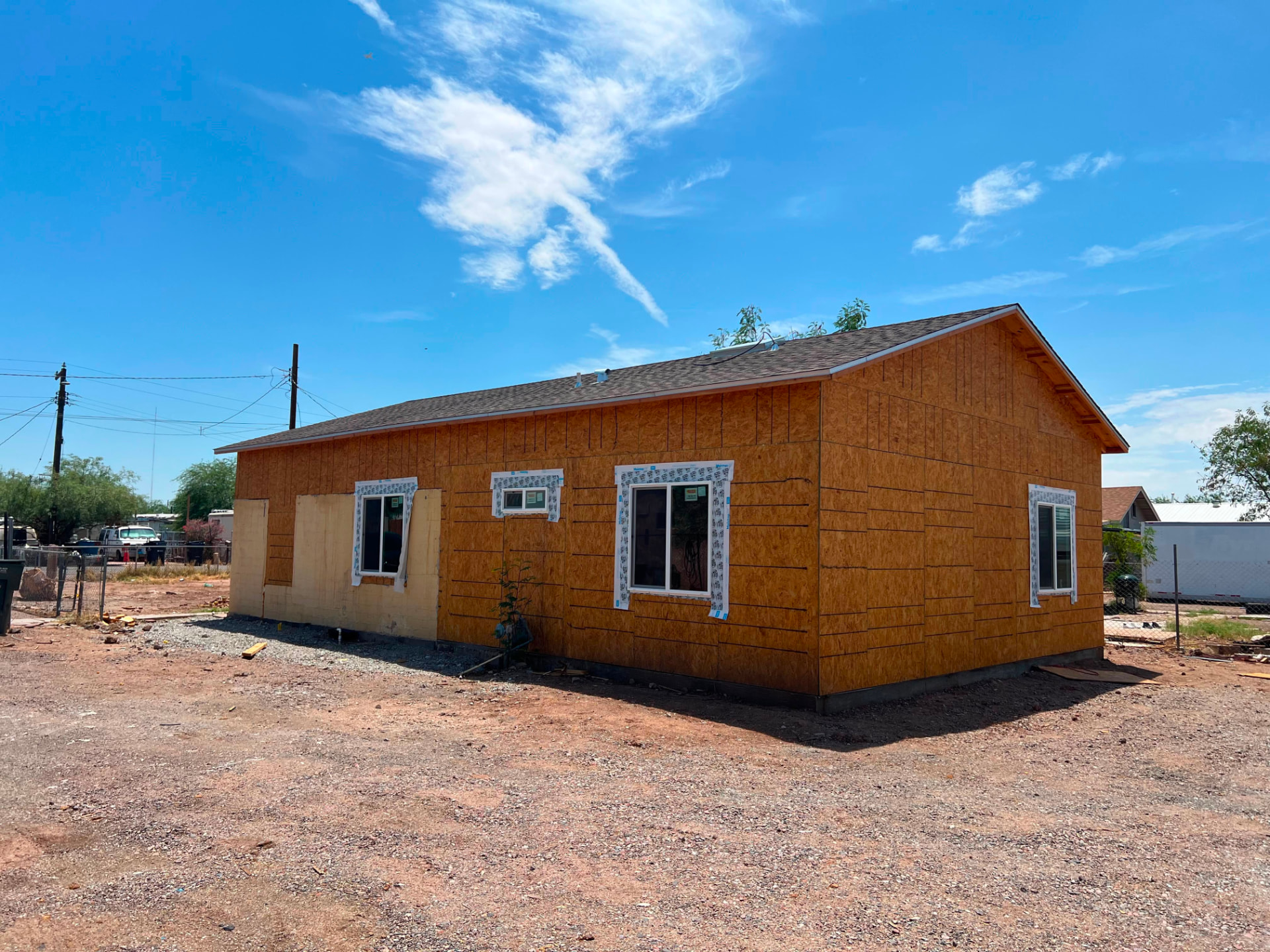 Vista lateral completa con techo de shingle terminado — Main House 1300 sq ft
