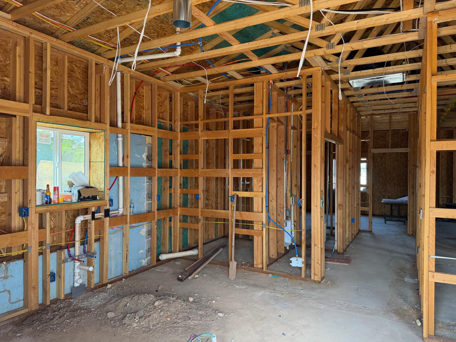 Interior en estructura con instalaciones eléctricas y plomería de la Main House 1300 sq ft