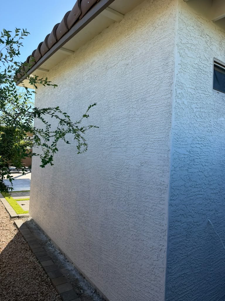 Exterior del Pool Lounge 325: muro de esquina con estuco y techo de teja