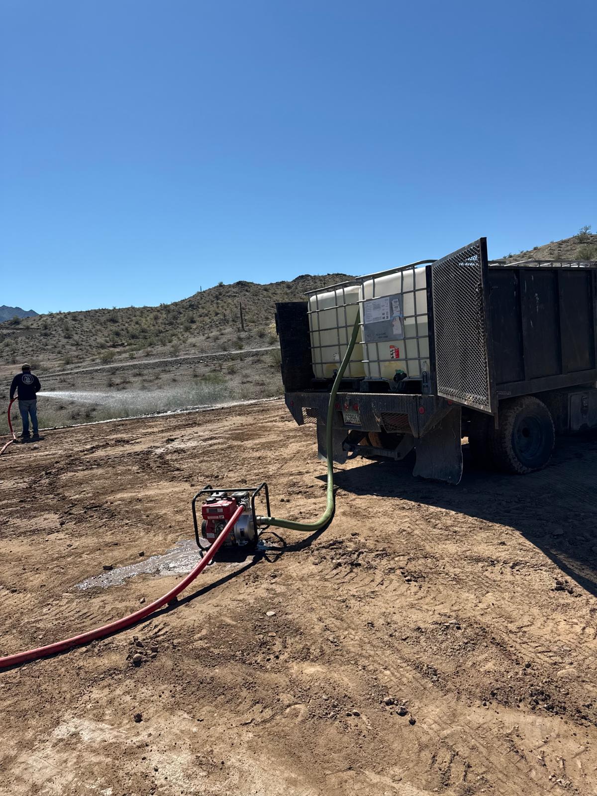 Humedecido del terreno con bomba de agua durante la preparación del lote de la Residencia Mediterráneo 5319 sq ft