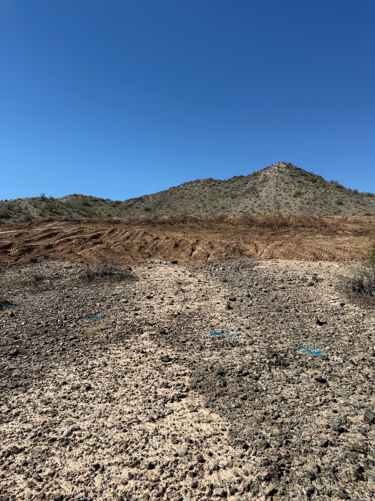 Movimiento de tierra y corte en la ladera del lote de la Residencia Mediterráneo 5319 sq ft