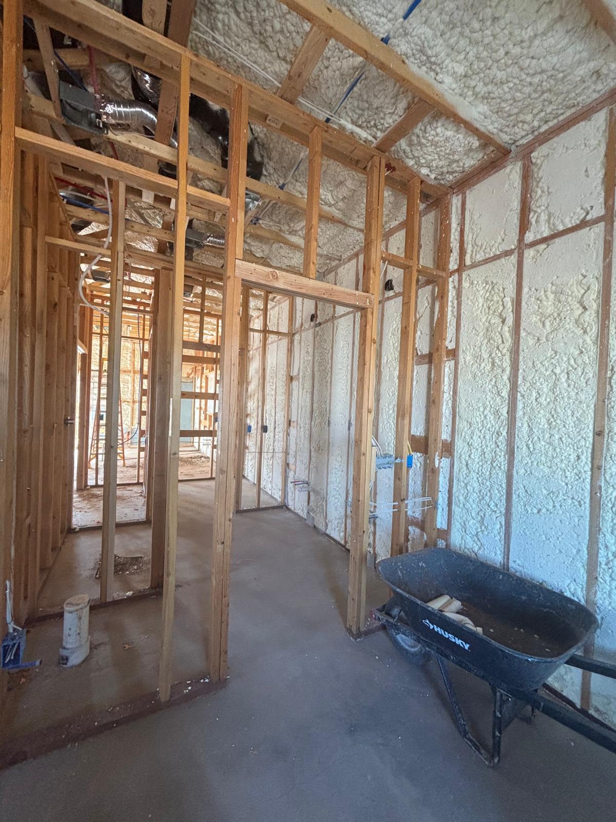 Vista interior con estructura de muros y aislamiento de espuma — Main House 1300 sq ft