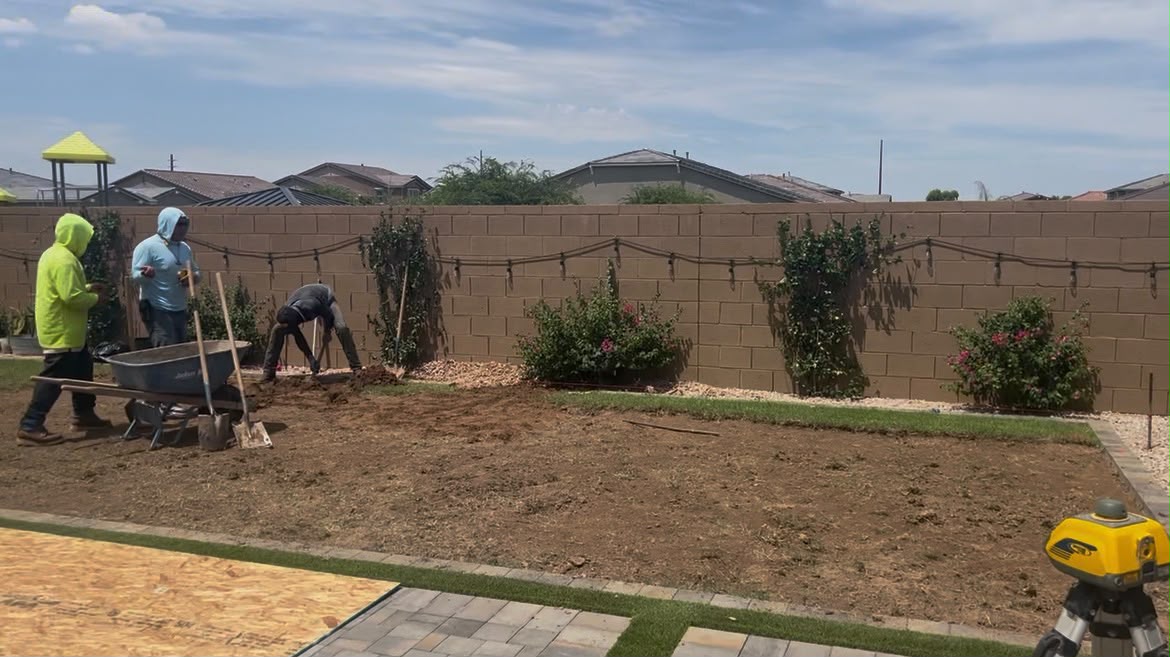 Avance de obra: preparación del jardín trasero para el Pool Lounge 325 en Queen Creek, AZ
