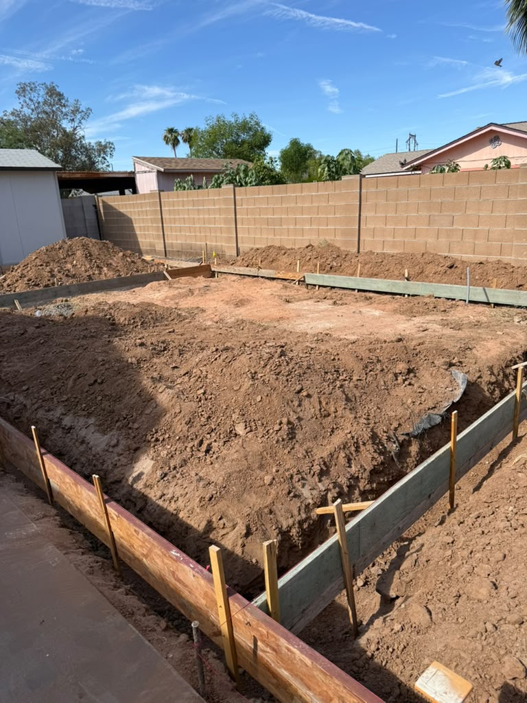 Zanjas y encofrado de la cimentación de la ADU de 520 sq ft en East Phoenix