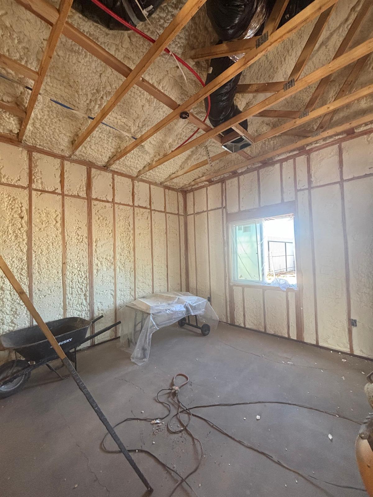Recámara interior con aislamiento de espuma en muros y techo — Main House 1300 sq ft
