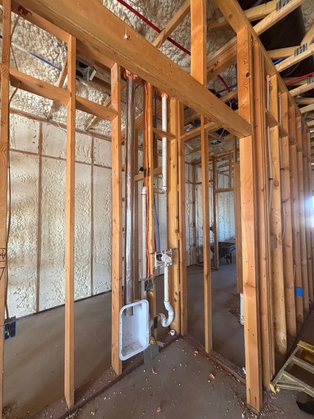 Interior con aislamiento de espuma y tuberías de plomería — Main House 1300 sq ft