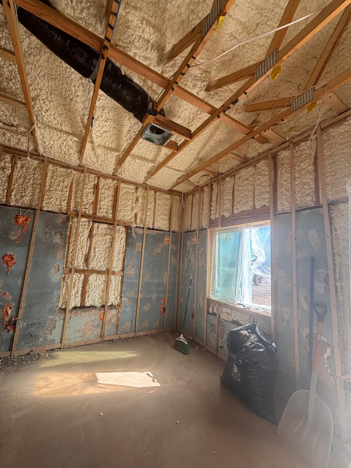 Interior con aislamiento de espuma en muros y ventilación instalada — Main House 1300 sq ft