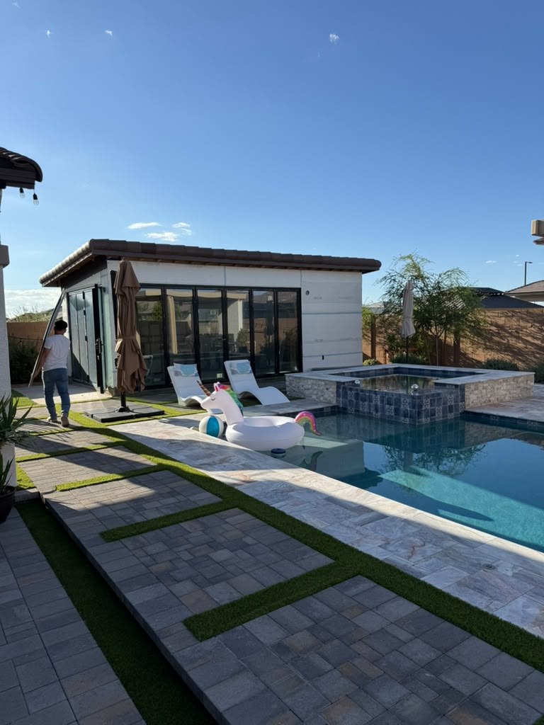 Vista exterior del Pool Lounge 325 junto a la alberca y andadores de adoquín