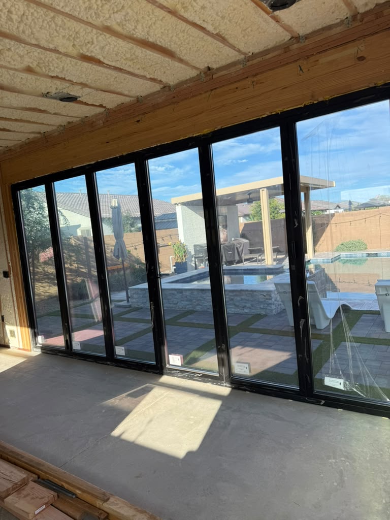 Puertas plegables de cristal del Pool Lounge 325 con vista a la alberca