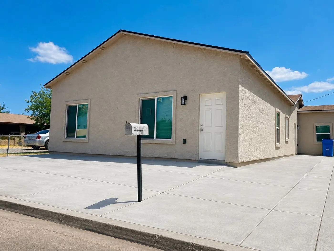Fachada frontal en ángulo — Duplex Tamarisk 1900 en Phoenix, AZ