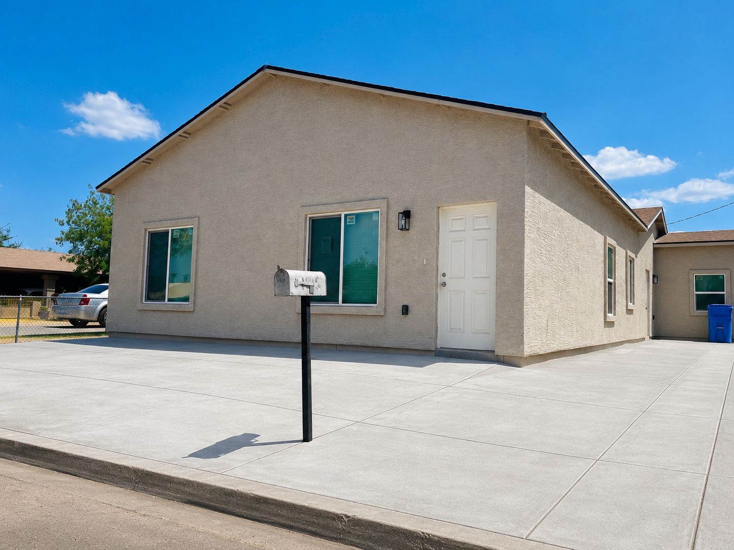 Fachada frontal en ángulo — Duplex Tamarisk 1900 en Phoenix, AZ