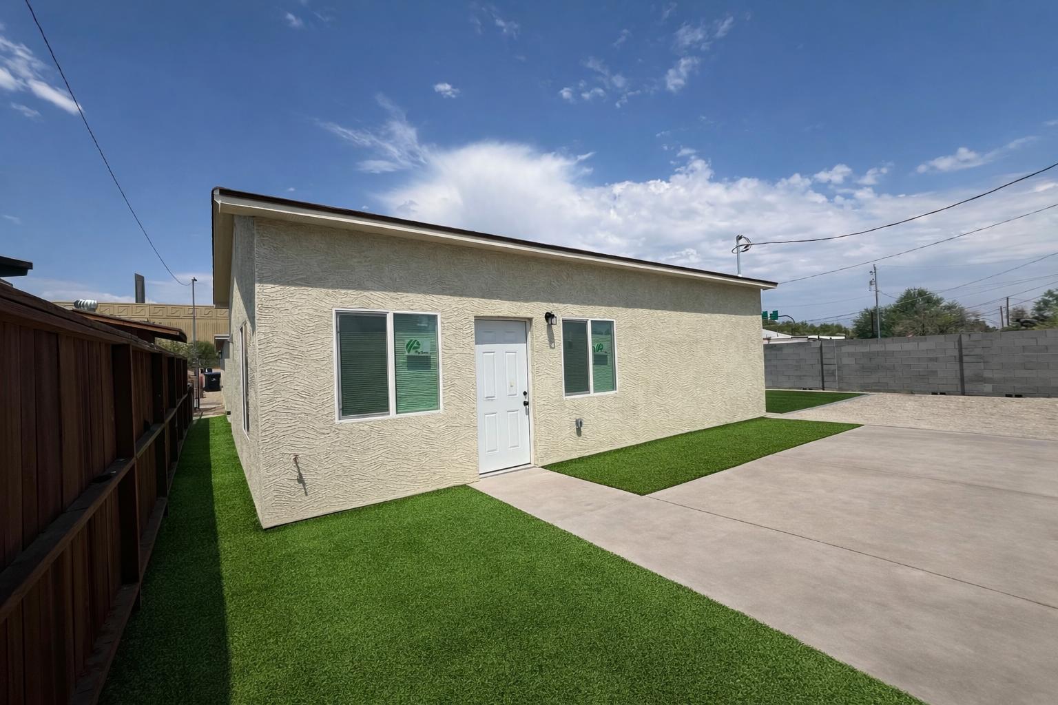 Fachada frontal entregada — Casita 900 en Phoenix, AZ