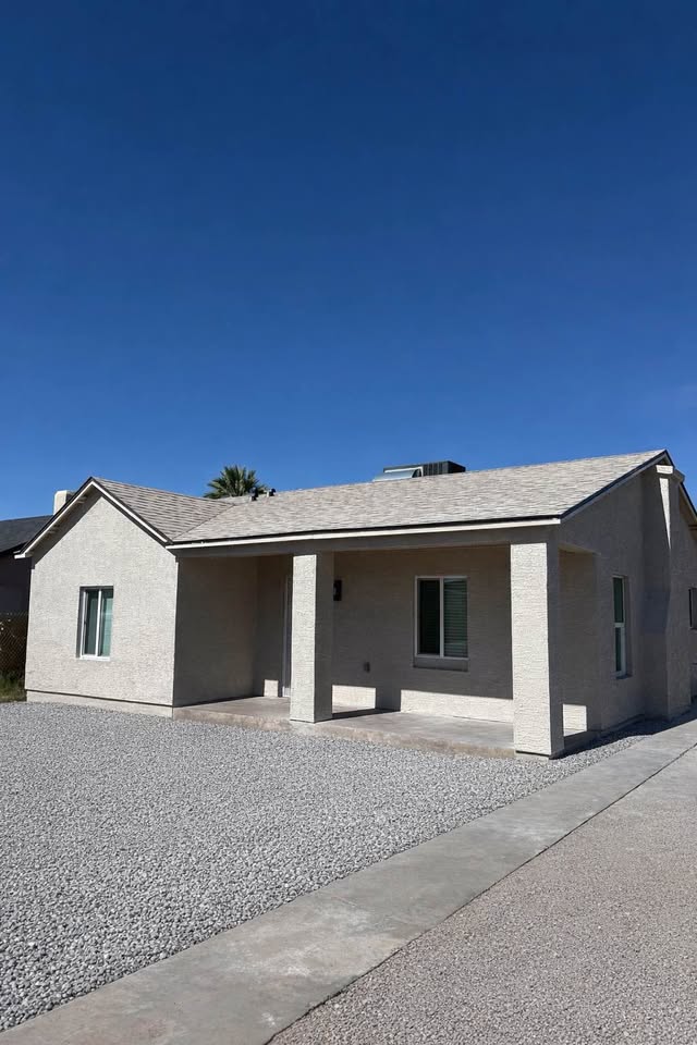 Fachada frontal entregada — Main House 1219 en Phoenix, AZ