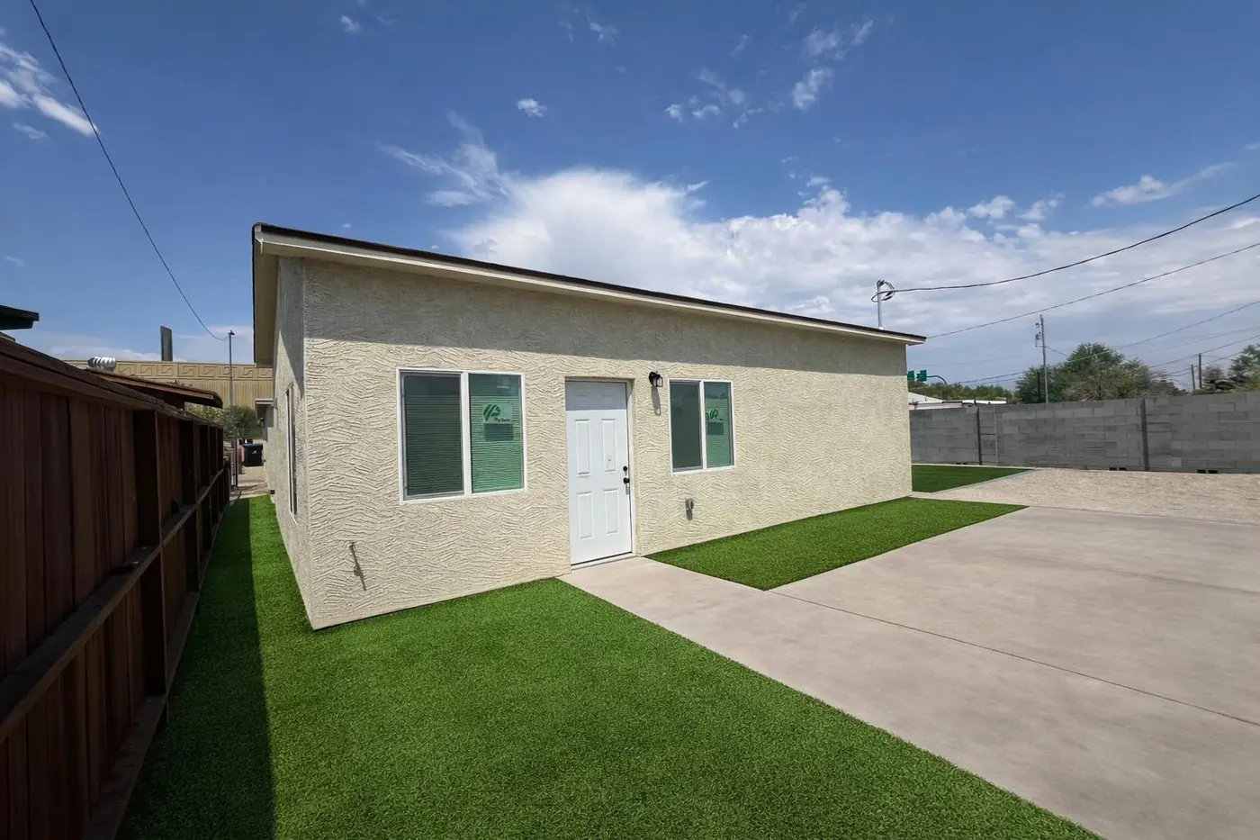 Fachada frontal entregada — ADU casita 900 sq ft en Phoenix, AZ