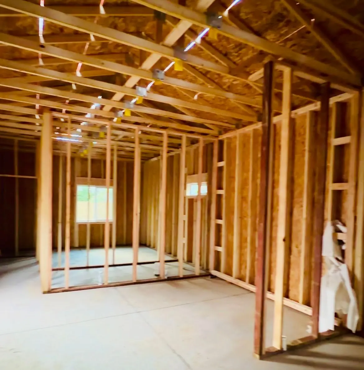 Estructura de madera interior con cerchas de techo