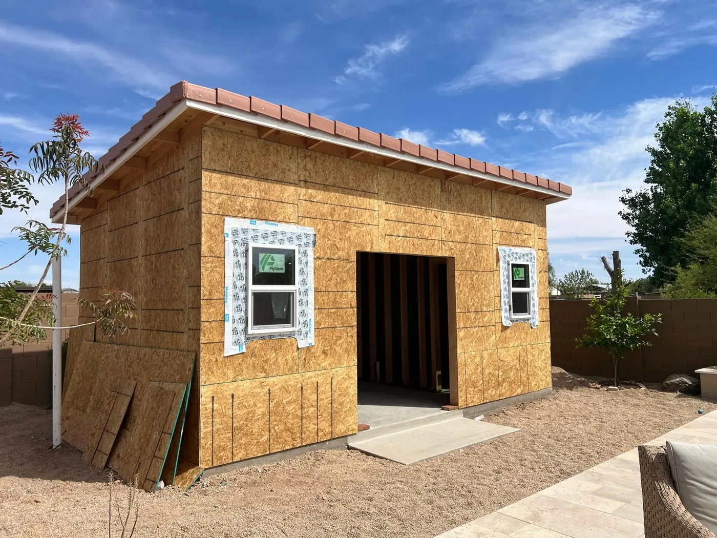 Forrado exterior con OSB y techo de teja terminado