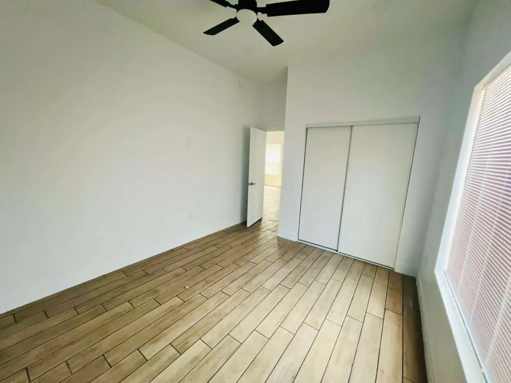 Recámara amplia con techo abovedado, clóset de puertas corredizas y ventilador de techo