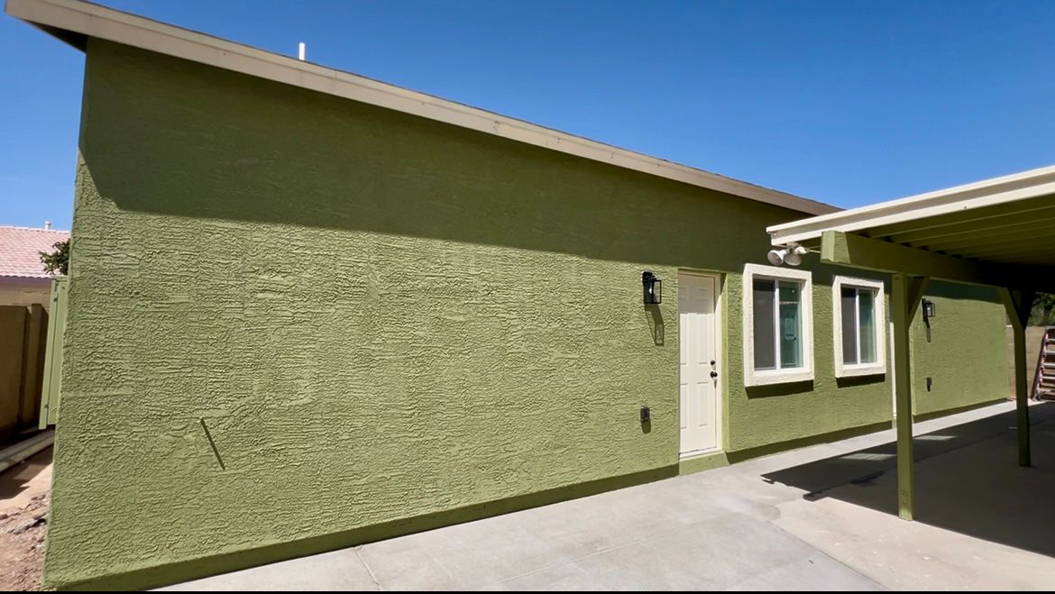 Fachada final con stucco verde — Duplex 817 en Phoenix, AZ