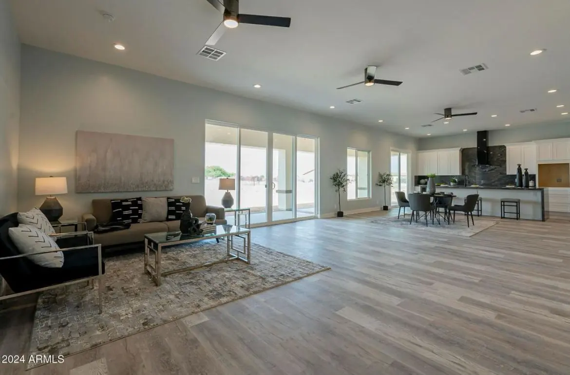 Sala y cocina con concepto abierto