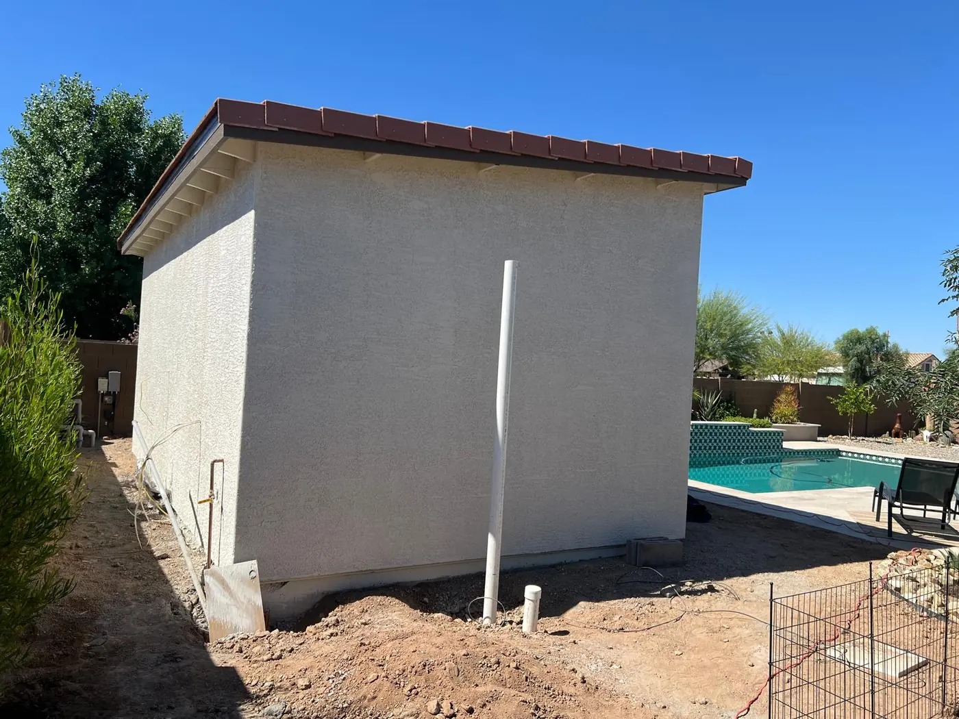 Vista lateral del Pool Lounge con stucco y ventanas instaladas