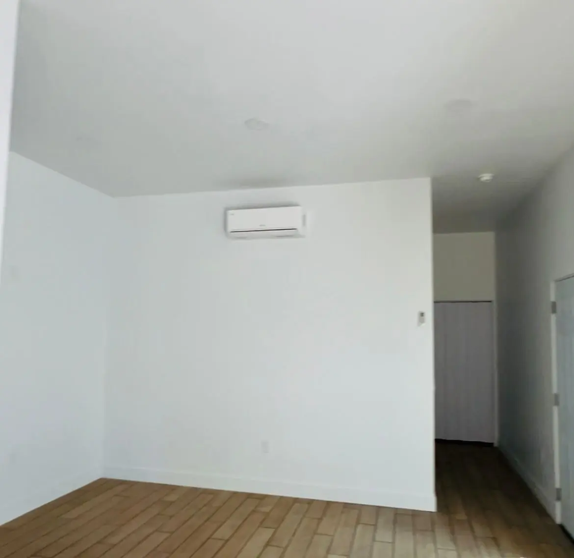 Recámara con minisplit y piso tipo madera