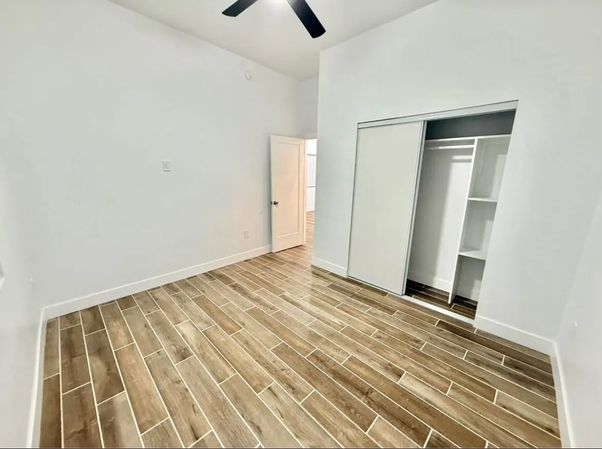 Recámara amplia con clóset empotrado de puertas corredizas y ventilador de techo