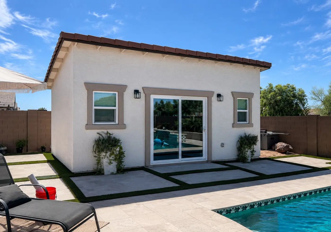 Fachada final del Pool Lounge 270 junto a la alberca — Queen Creek, AZ